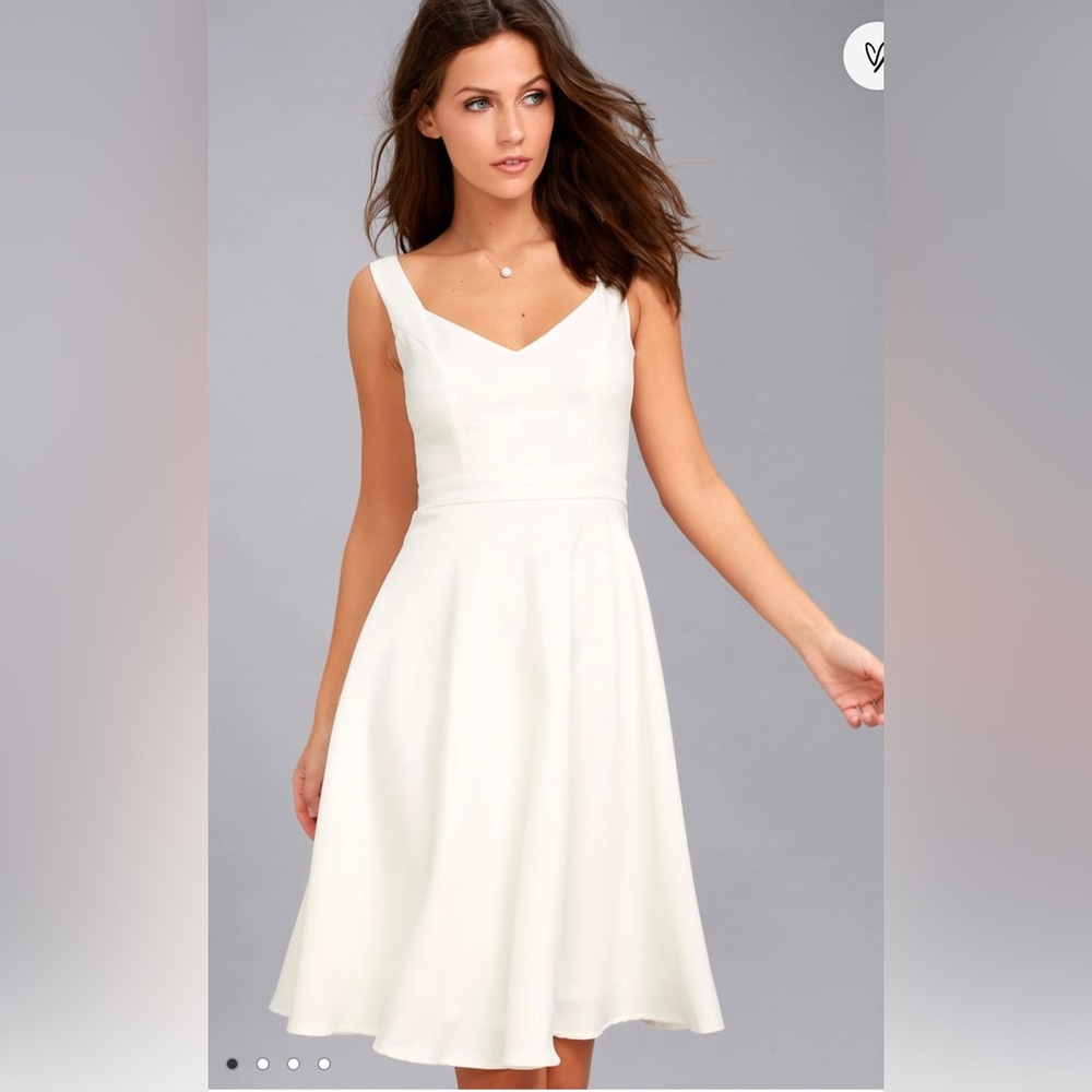Lulu’s Gimme a smooch skater dress in white. Size medium. Excellent condition!